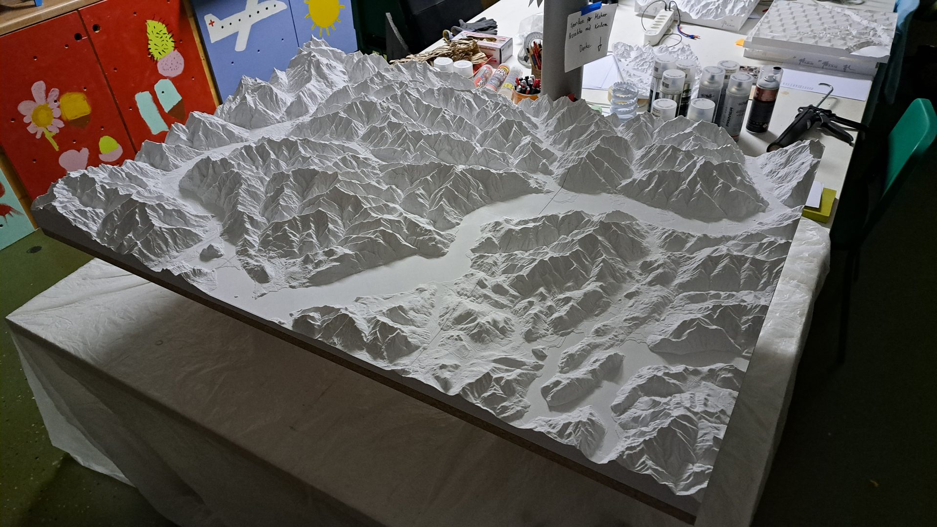 Fertig zusammengesetztes Relief Centovalli mit Lago Maggiore