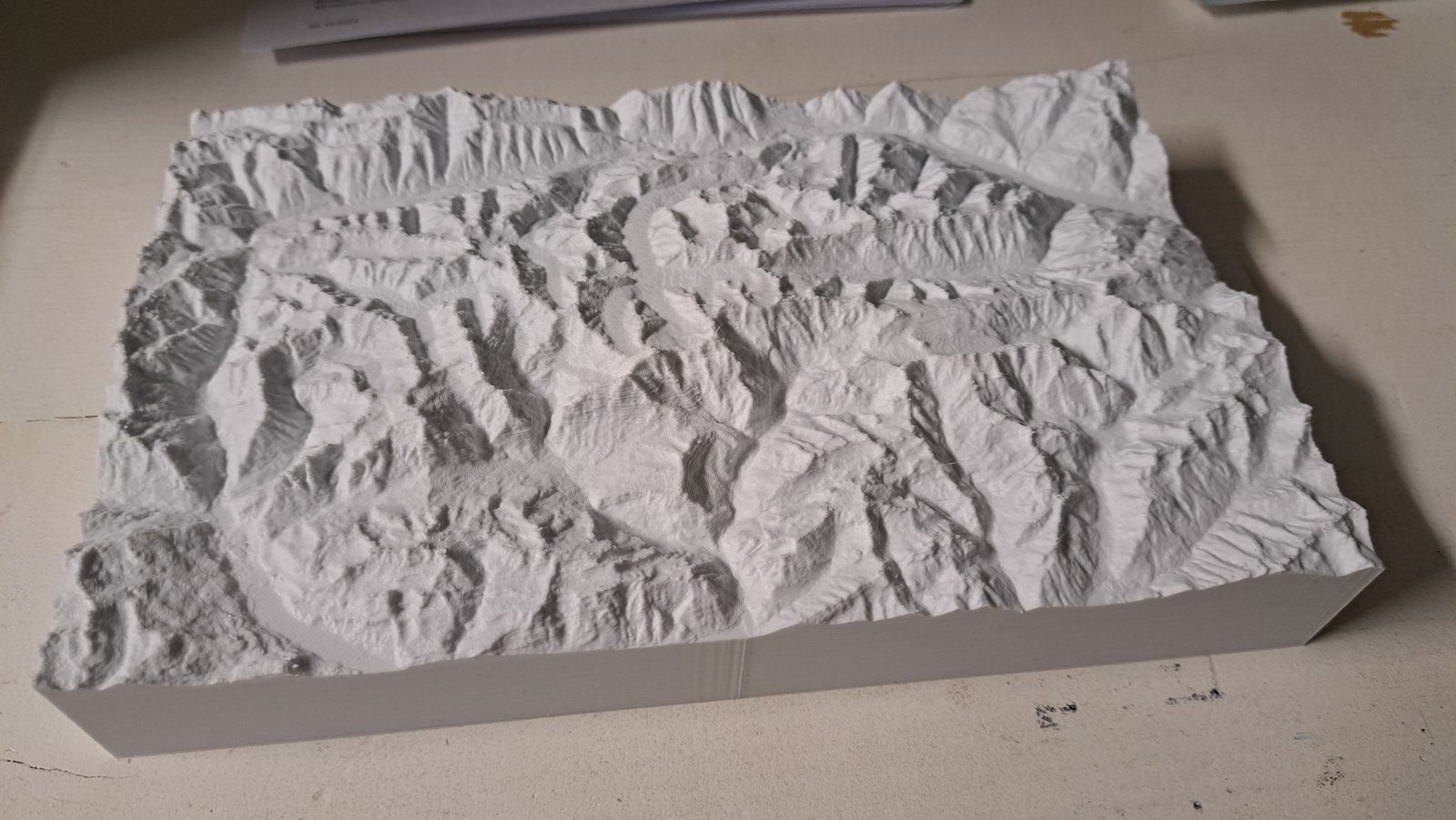 Fertiges Grundmodell der Eiger-Ultra-Trail-Trophäe, Relief aus weissem Filament