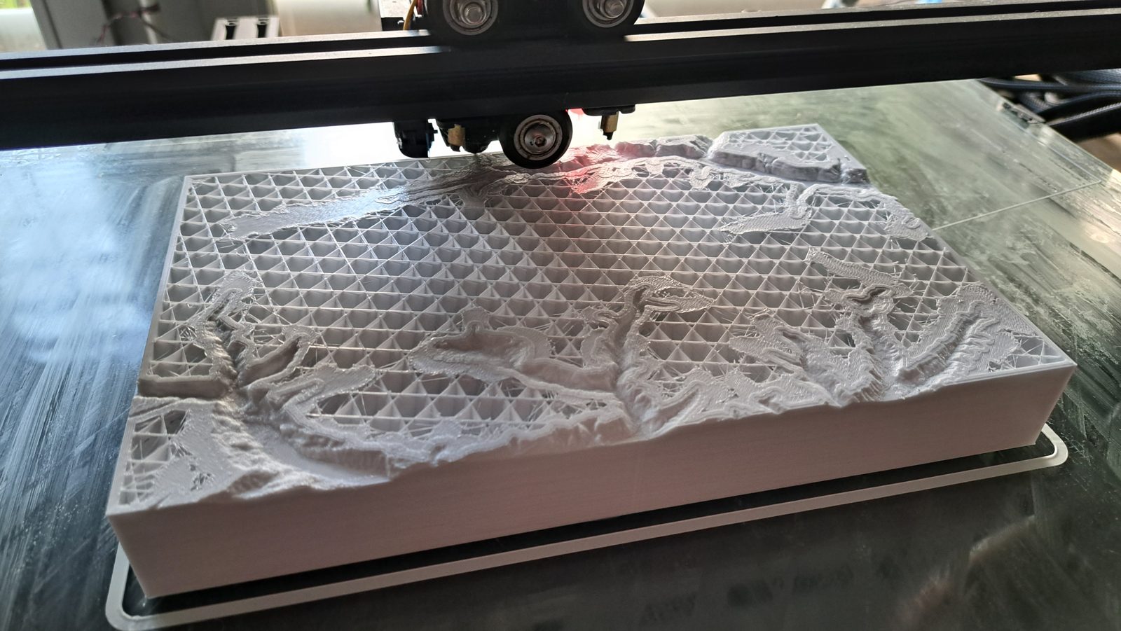 Das Gelände wächst Schicht für Schicht aus dem Infill