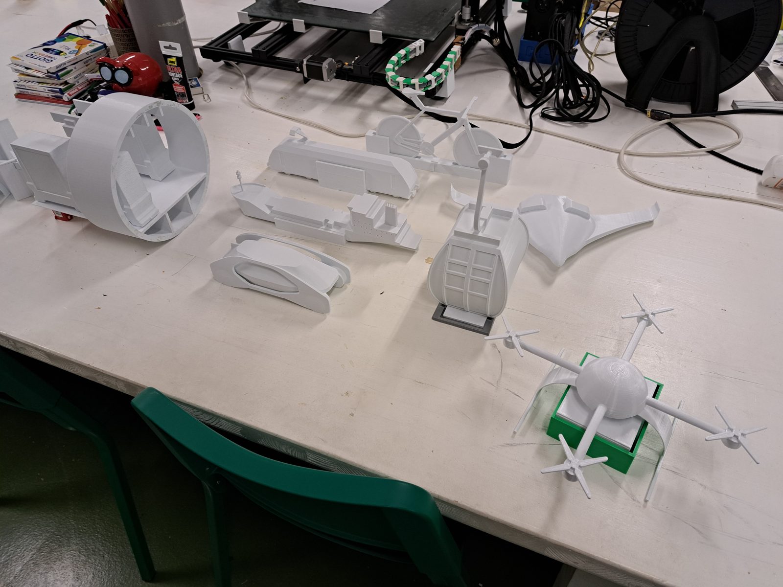 Acht 3D-gedruckte Modelle für die Ausstellung «Experience Energie»: Drohne, Lok, Velo, Schiff, Flugzeug, Gondel, Auto und Cargo Sous Terrain