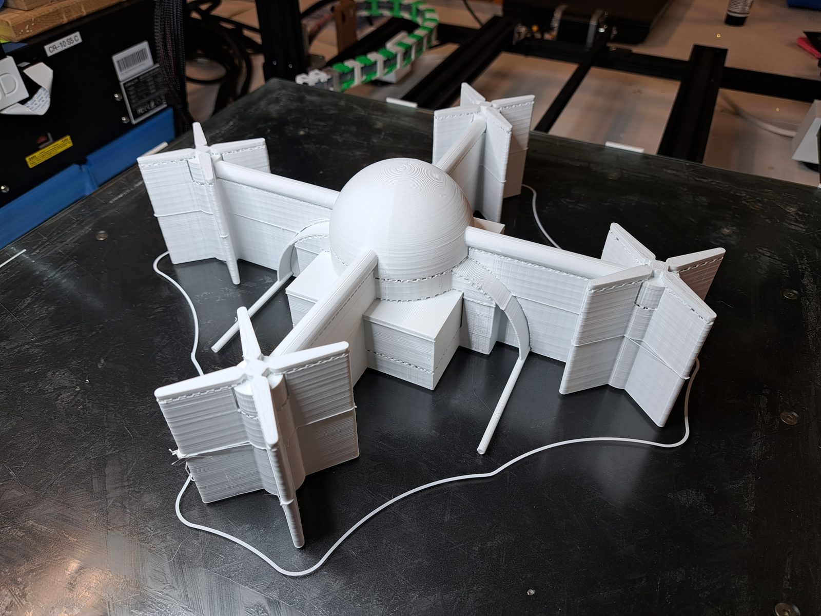 3D-gedrucktes Drohnenmodell auf dem Druckbett