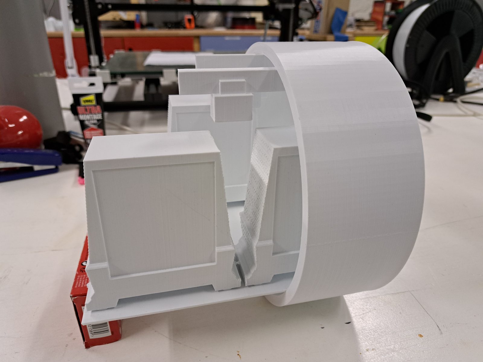 Schnittmodell eines Cargo-Sous-Terrain-Tunnels mit Transportmodulen
