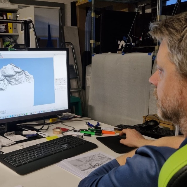 Gregor Lütolf in der Werkstatt