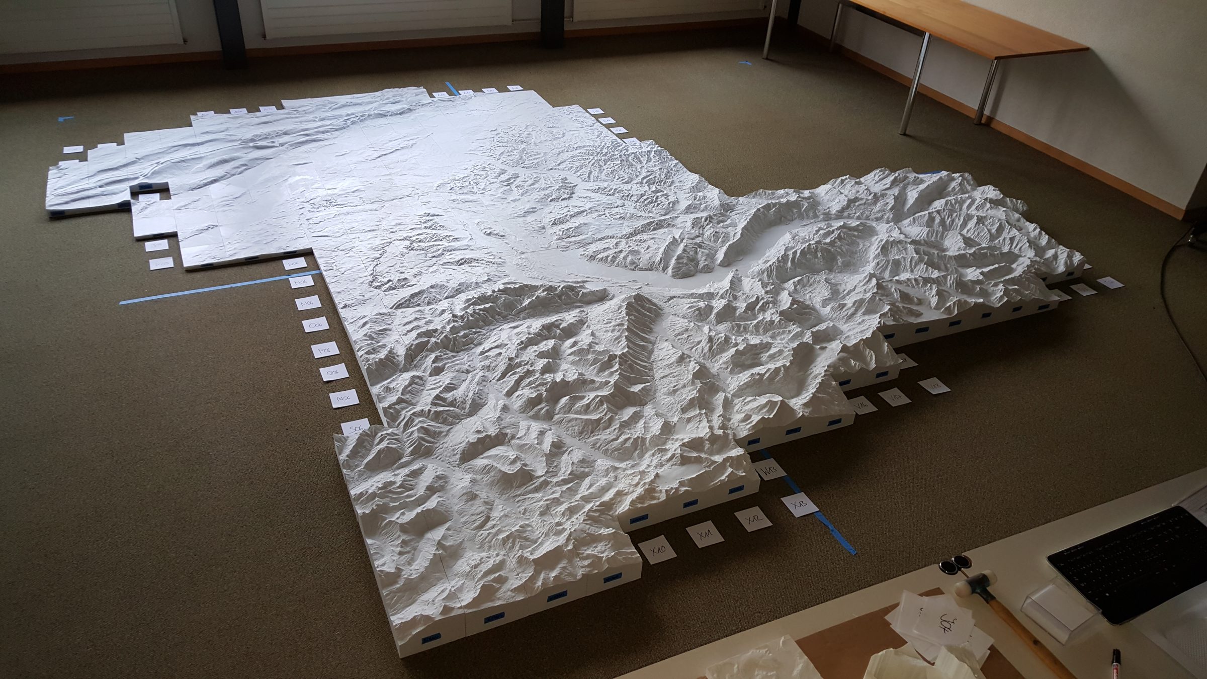 Relief des Kantons Bern, das ganze Modell auf dem Boden ausgelegt