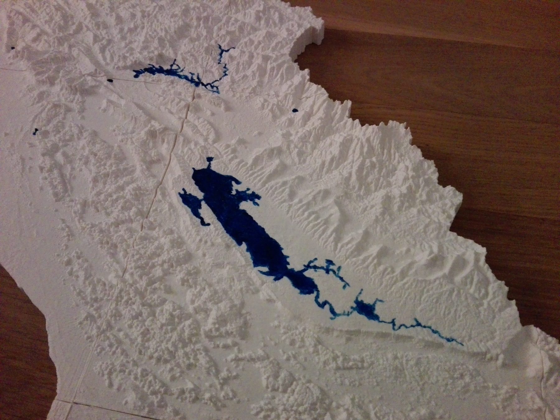 Detail des Laos-Reliefs mit blau bemaltem Nam-Theun-Stausee