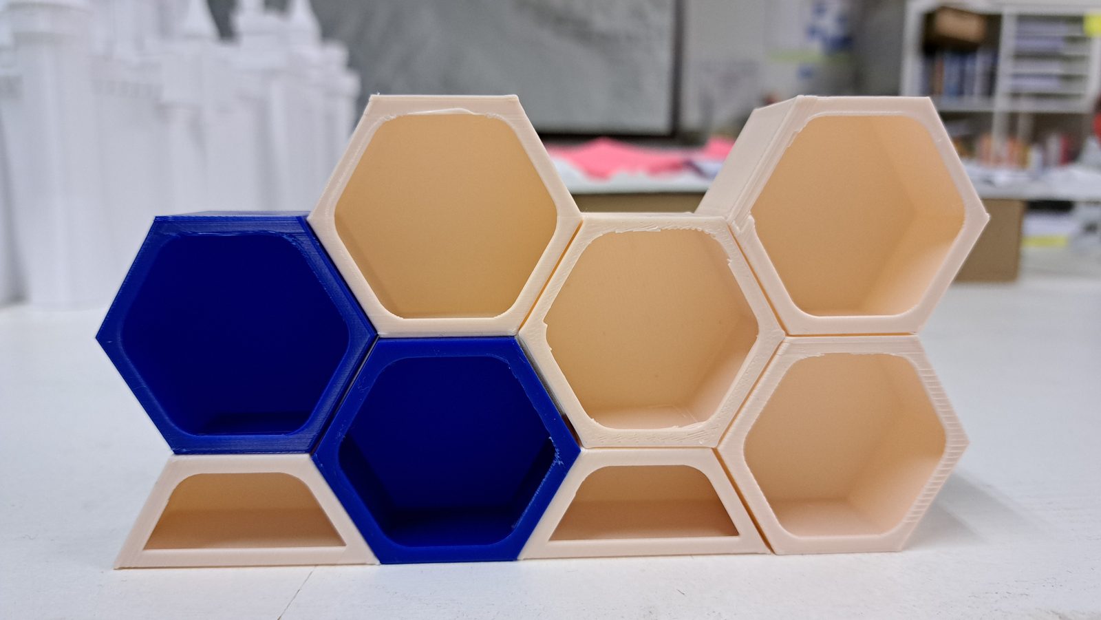 Sechseckige Regalmodule als Miniaturen, blau und beige