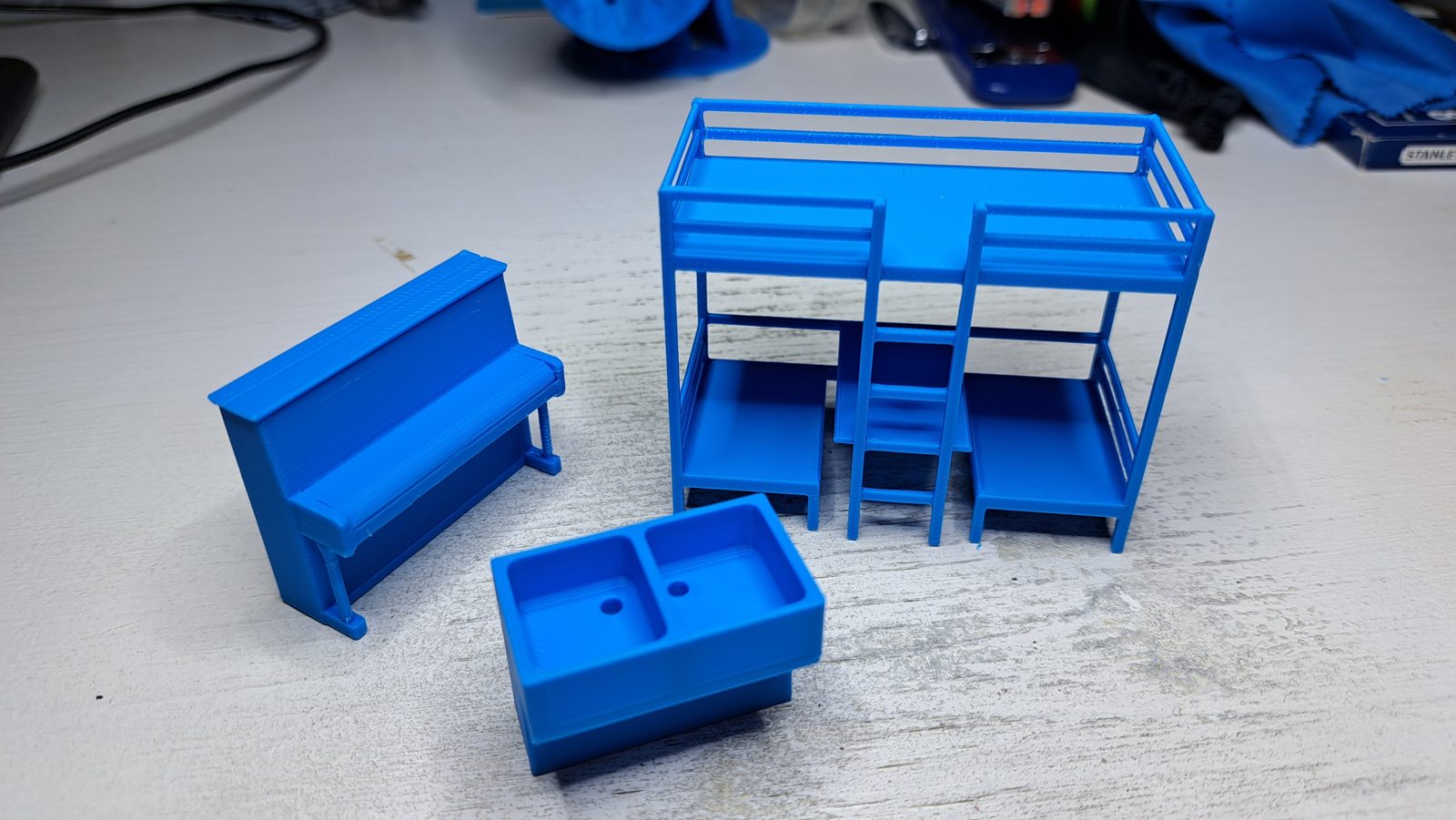 Miniaturen von Hochbett, Klavier und Doppelspülbecken