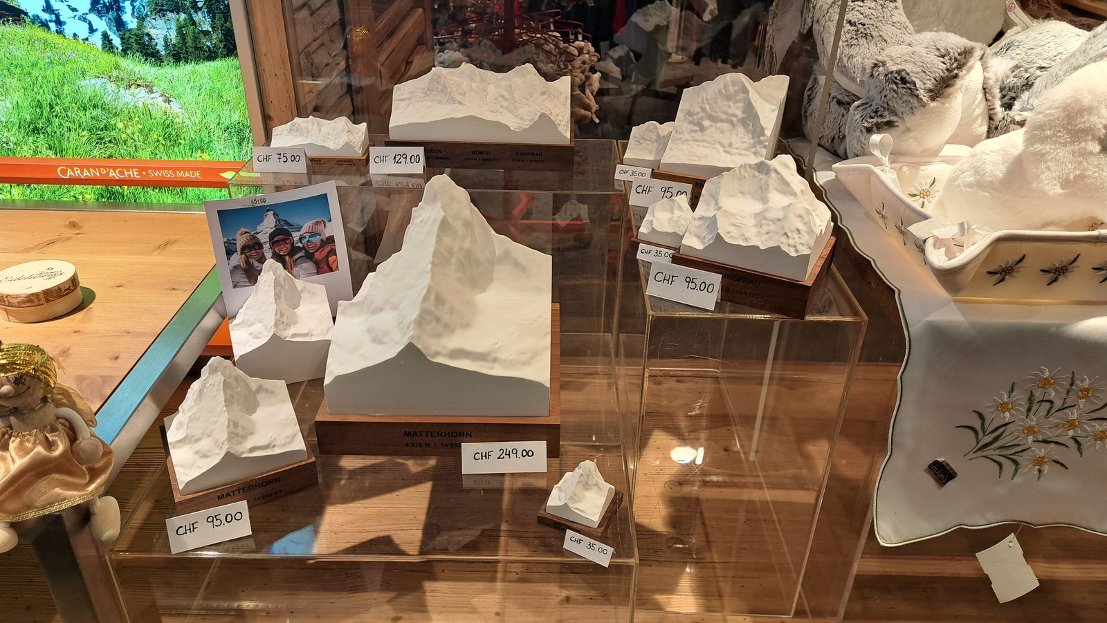 Fertige My-Little-Mountain-Bergmodelle in der Ladenvitrine