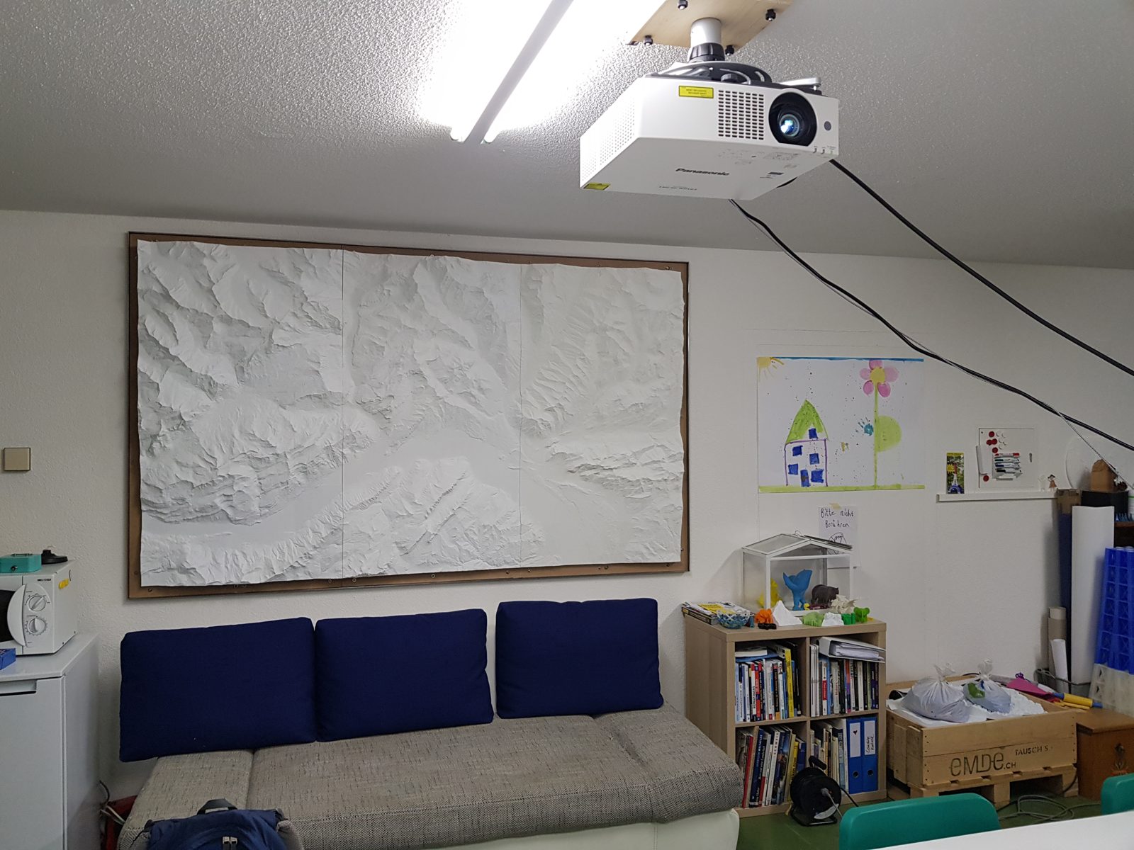 Relief der Oberlandseen im eigenen Rahmen an der Atelierwand, Beamer an der Decke