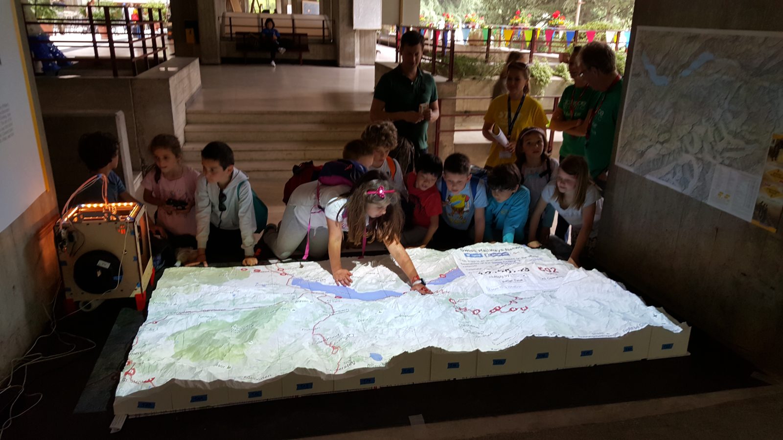 Kinder erkunden das Relief der Oberlandseen mit projizierter Karte
