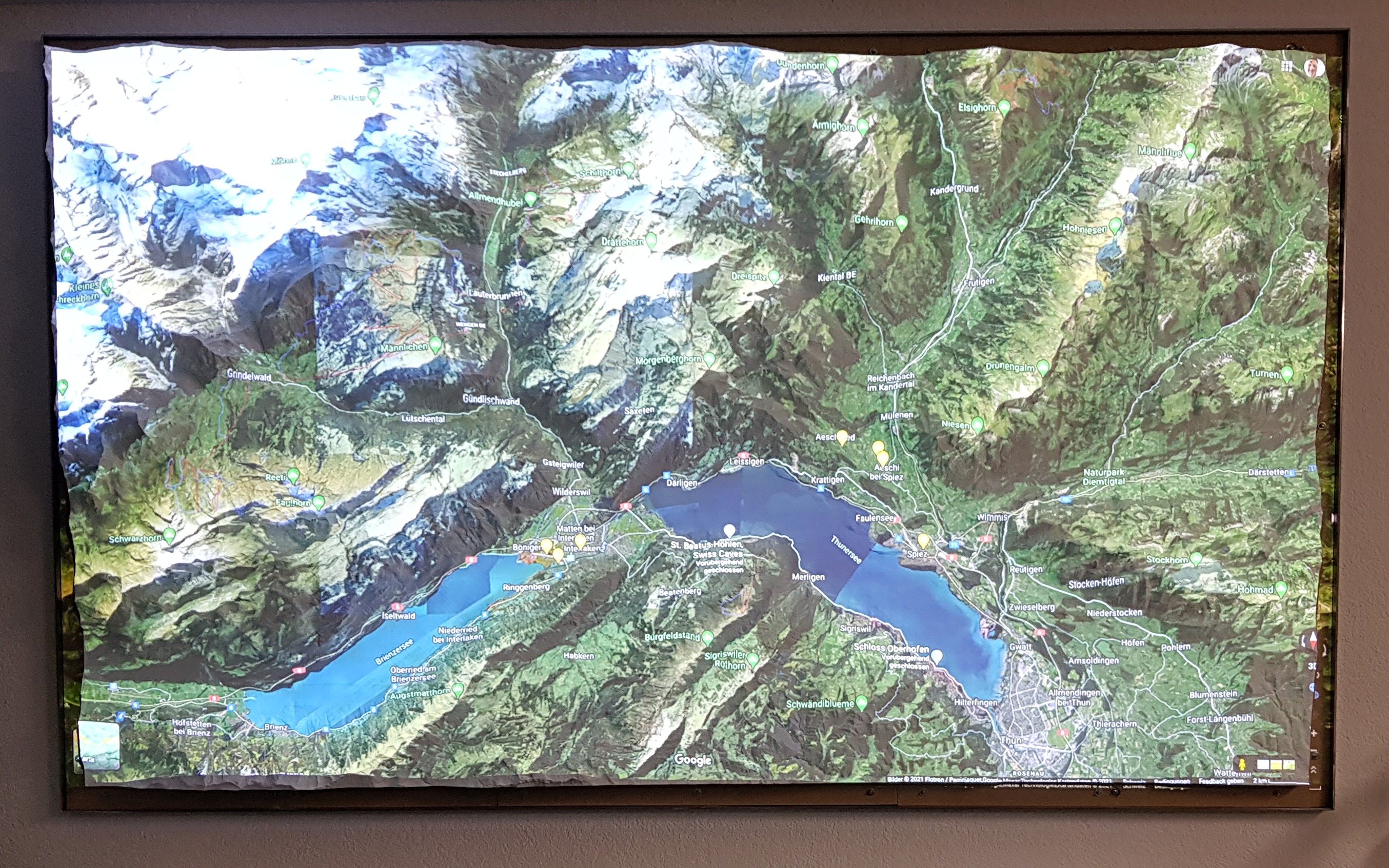 Projection Mapping auf dem Relief der Oberlandseen mit Google-Earth-Luftbild