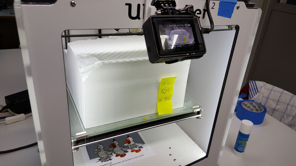 Ultimaker 2 druckt ein Geländerelief, Zeitraffer-Kamera überwacht den Druck