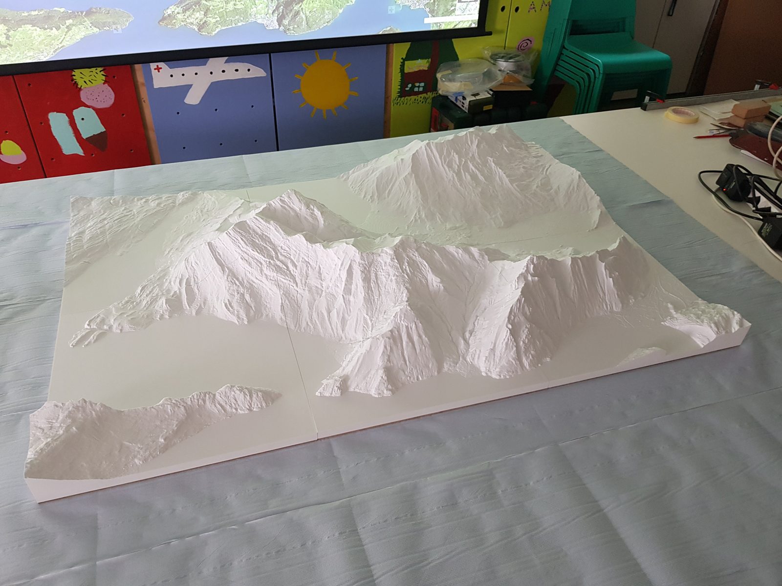 Relief der Rigi, ganzes weisses Modell auf dem Tisch