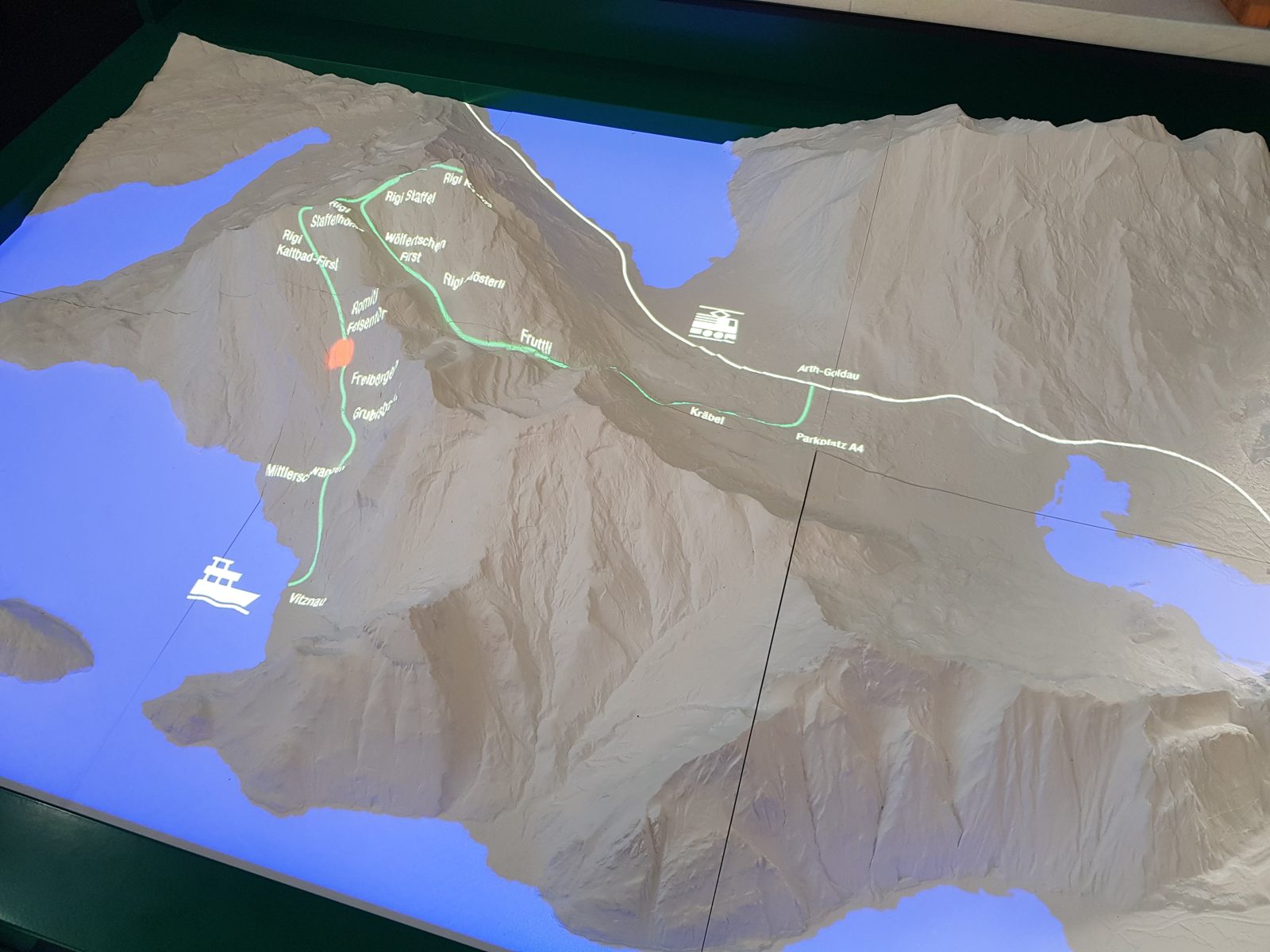 Projizierte Bahnlinien und Haltestellen auf dem Rigi-Relief