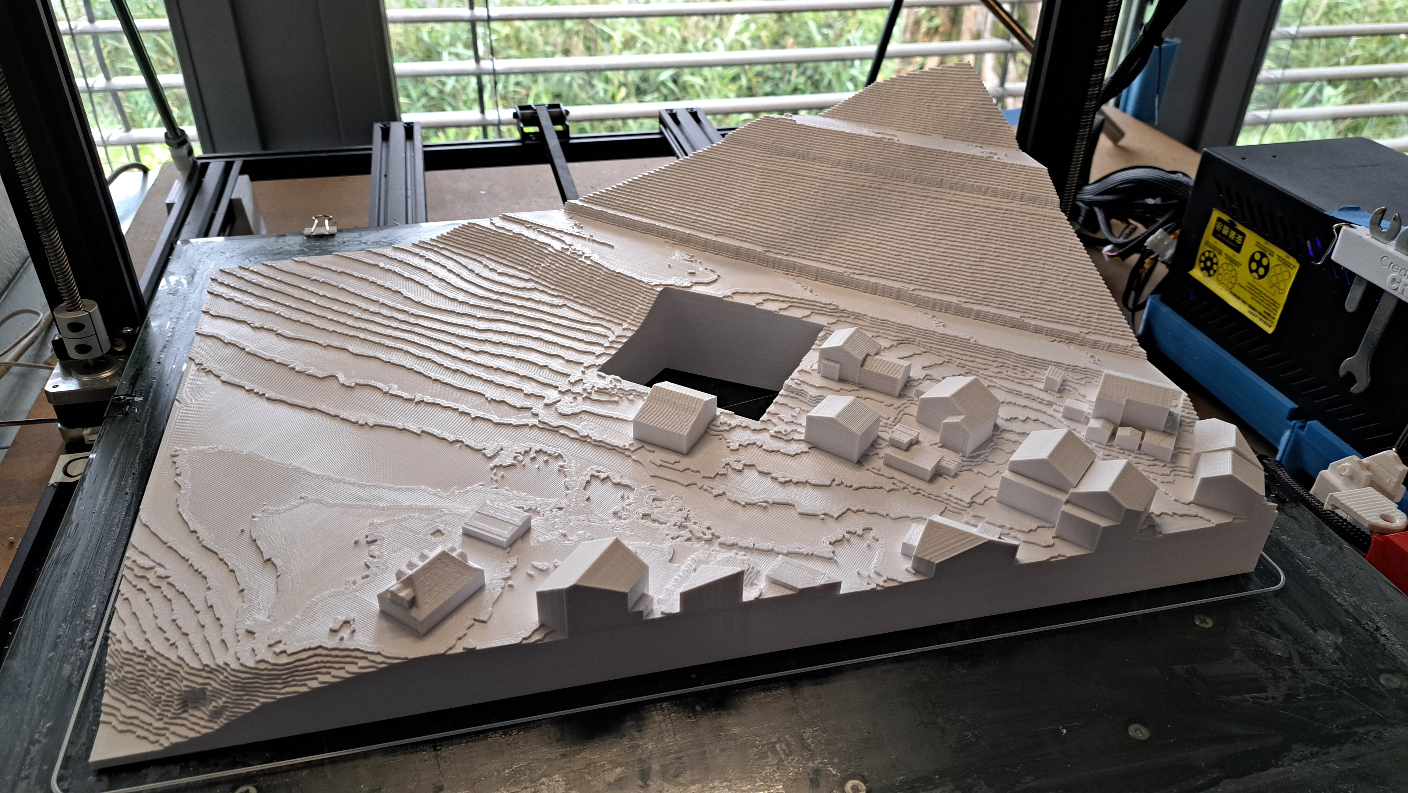 Architekturmodell mit Geländerelief und herausnehmbarem Einsatz